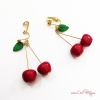 Clips d'oreilles dorés avec des cerises