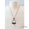 Pendentif vintage en forme de cœur avec fleur et perles – bijou artisanal