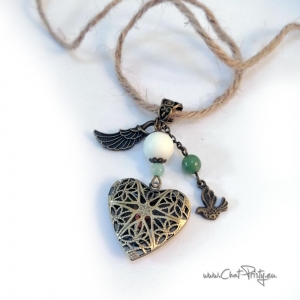 Médaillon cœur bronze avec aile d'ange et perles – bijou de bouquet mariage