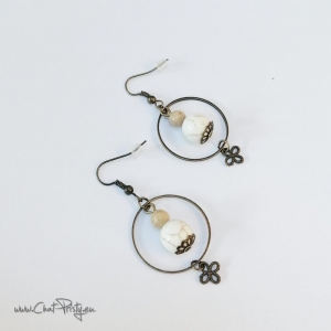 Boucles d’oreilles pendantes avec anneau fin et perles en pierre naturelle