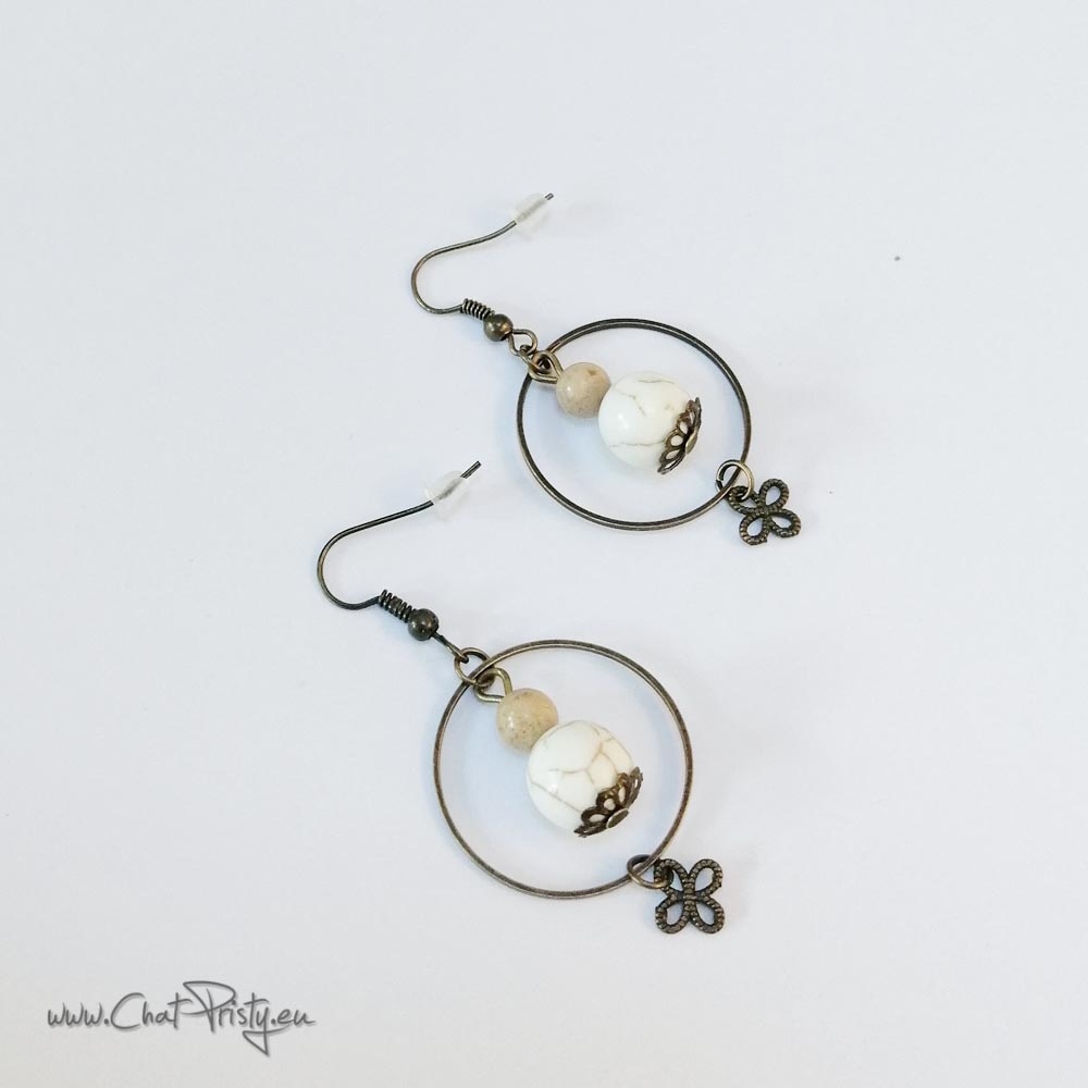 Boucles d’oreilles pendantes avec anneau fin et perles en pierre naturelle
