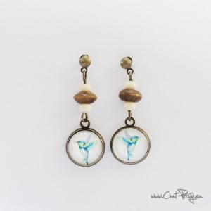 Puces d’oreilles pendantes colibri – bijou léger illustré à l’aquarelle