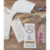 Save the Date posé sur table en bois – ambiance bohème champêtre