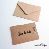 Zoom sur la pochette kraft fermée avec la carte Save the Date à l’intérieur
