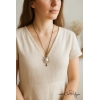 collier vintage avec pierre dans un anneau porté par une femme