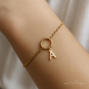 femme portant le bracelet avec initiale doré lettre A