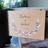 Livre d’or bohème posé sur table en bois brut