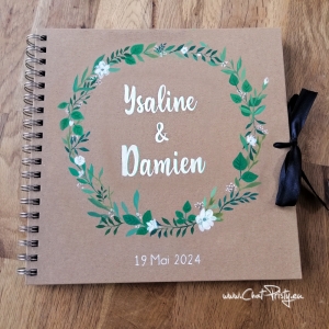 Livre d’or mariage kraft personnalisé avec feuillage vert et fleurs blanches peint à la main