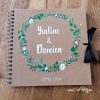 Livre d’or mariage kraft personnalisé avec feuillage vert et fleurs blanches peint à la main