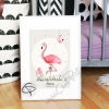 affiche personnalisée flamant rose posée dans une chambre enfant