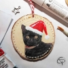 Boule de Noël avec portrait de chat noir et bonnet de Noël peint