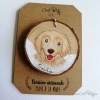 Suspension artisanale en bois illustrant un chien beige souriant, peinture personnalisée