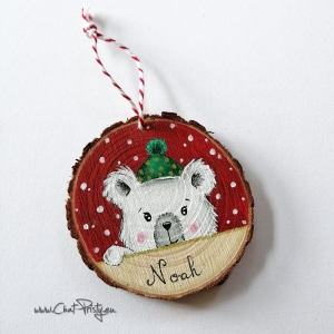 Suspension de Noël ourson peinte à la main sur rondin de bois avec fond rouge enneigé