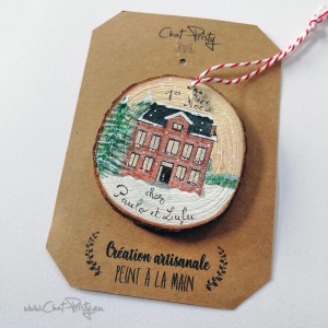 Suspension de Noël peinte à la main représentant une maison en briques sur rondin de bois naturel