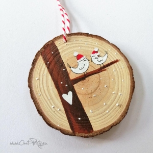 ornement de sapin de Noël original et artisanal avec une peinture d'oiseaux