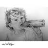 Portrait au crayon réaliste d’un enfant avec biberon, réalisé d’après photo, format A4, dessin personnalisé Chat Pristy