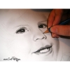 Dessin en cours de création d’un portrait d’enfant au crayon, gros plan sur le visage et la main de l’illustratrice