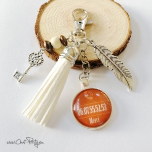 Bijou de sac anti-perte personnalisé avec numéro et pompon blanc