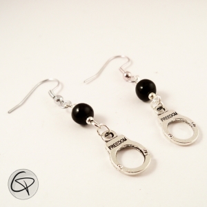 boucles d'oreilles pour femme avec une perle noire et des menottes 50 nuances