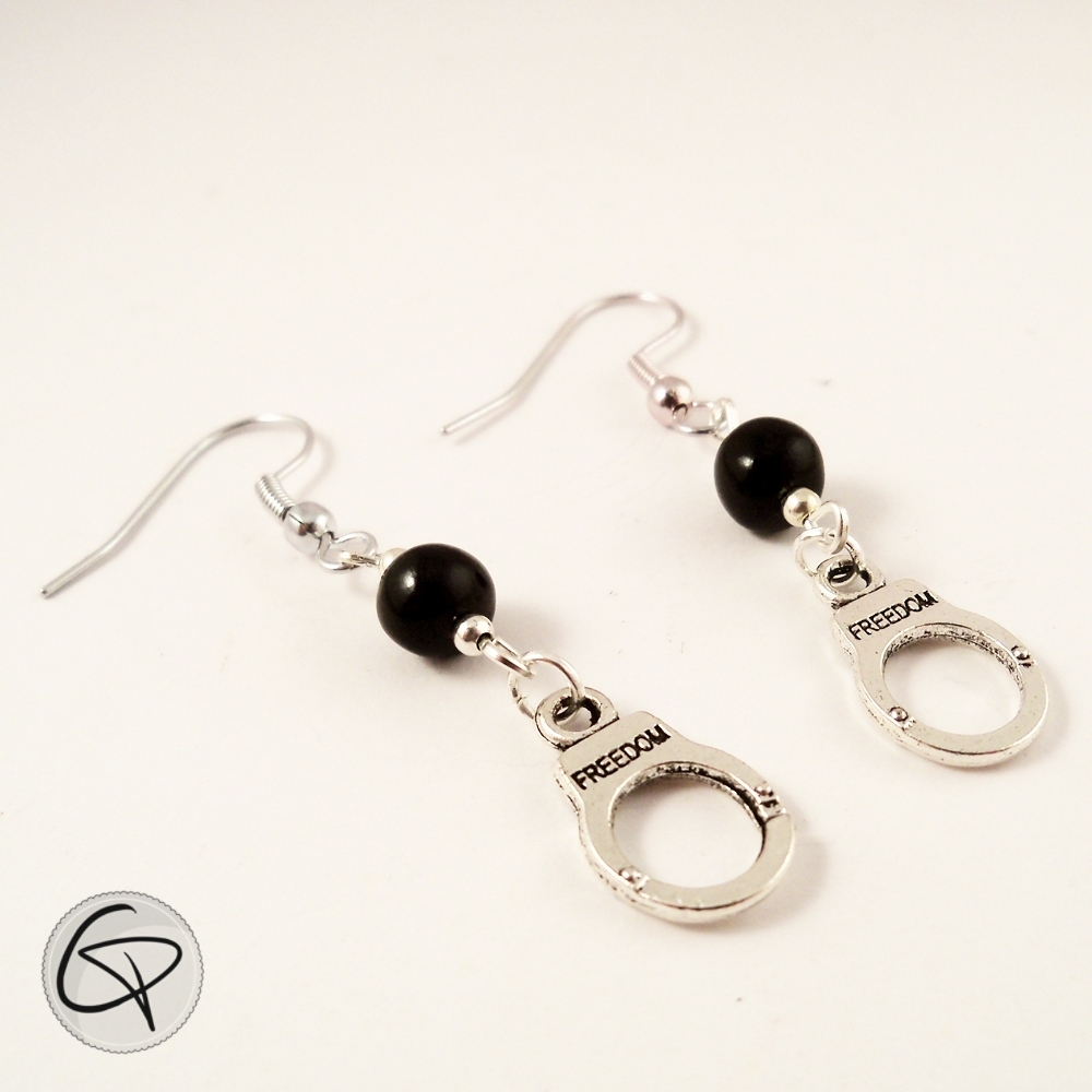 Boucles d'oreilles fantaisie originales avec des menottes