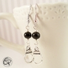 boucles d'oreilles pour femme avec une perle noire et des menottes 50 nuances