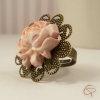 bague vintage avec une fleur sur un plateau en dentelle