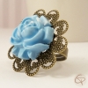 bague vintage avec une fleur bleu ciel fabriquée à la main