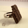 Bague artisanale en forme de chocolat noir – Vue de dessus