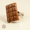 Gros plan sur bague chocolat au lait – Création Chat Pristy