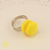 bague fantaisie sertie d'un macaron de couleur jaune d'oeuf