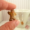 Pendentif ti biscuit pain d'épices fait main par Chat Pristy