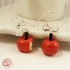 boucles d'oreilles argentées pour femme avec petites pommes rouges croquées 