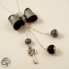 Pendentif femme Noël noeud noir et argenté