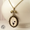 pendentif silhouette de chat dans un bijou très féminin
