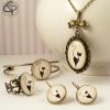 Bijoux originaux pour femme avec des chats noirs