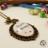 Inscription super maîtresse dans un médaillon en verre