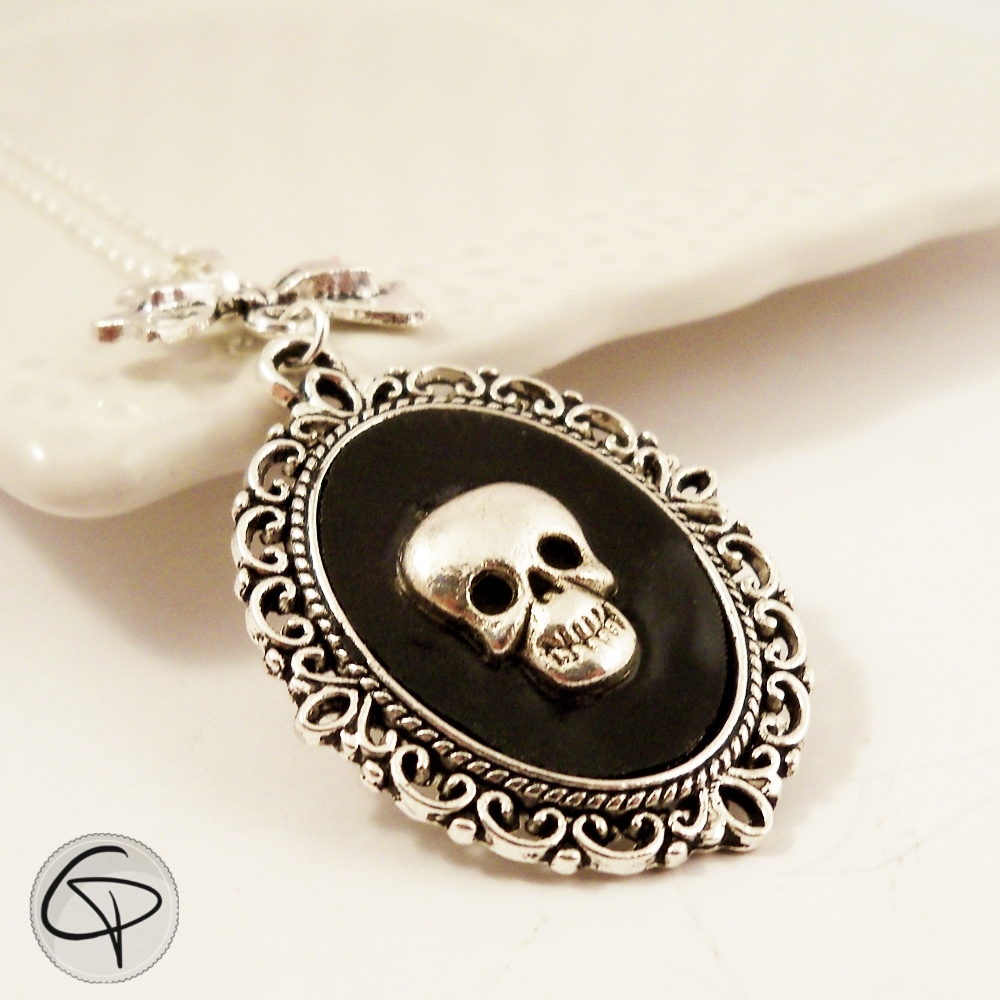 sautoir argenté pendentif crâne bijou halloween femme rock'n'roll