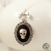 collier sautoir avec médaillon tête de mort argenté sur fond noir bijou halloween