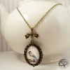 Sautoir mésange dans un pendentif en verre