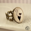 bague fantaisie femme avec chat noir debout dans un médaillon