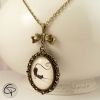 Pendentif mignon et féminin avec un chat noir qui s'étire