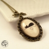 Pendentif en verre avec un dessin de chat couché
