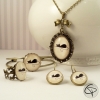 Bijoux femme romantique avec chats allongés