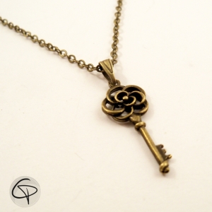 Collier ras-de-cou pendentif clef