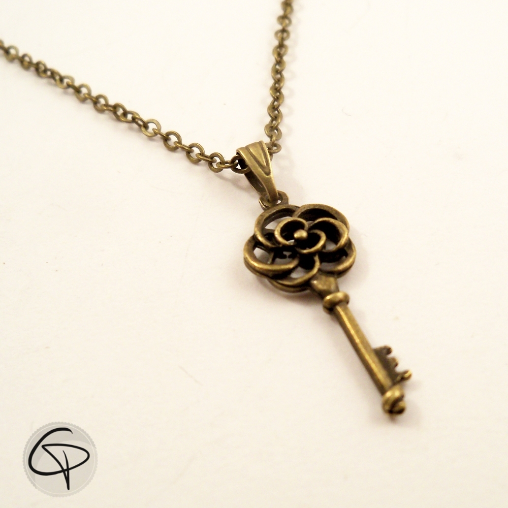 Collier ras-de-cou pendentif clef