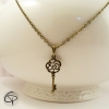 Collier avec clef en pendentif