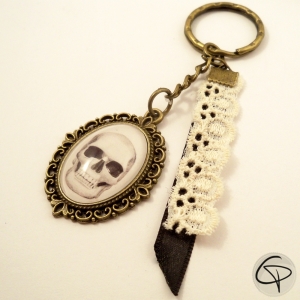 Porte-clé crâne sous verre porte-clef dessin tête de mort spécial halloween