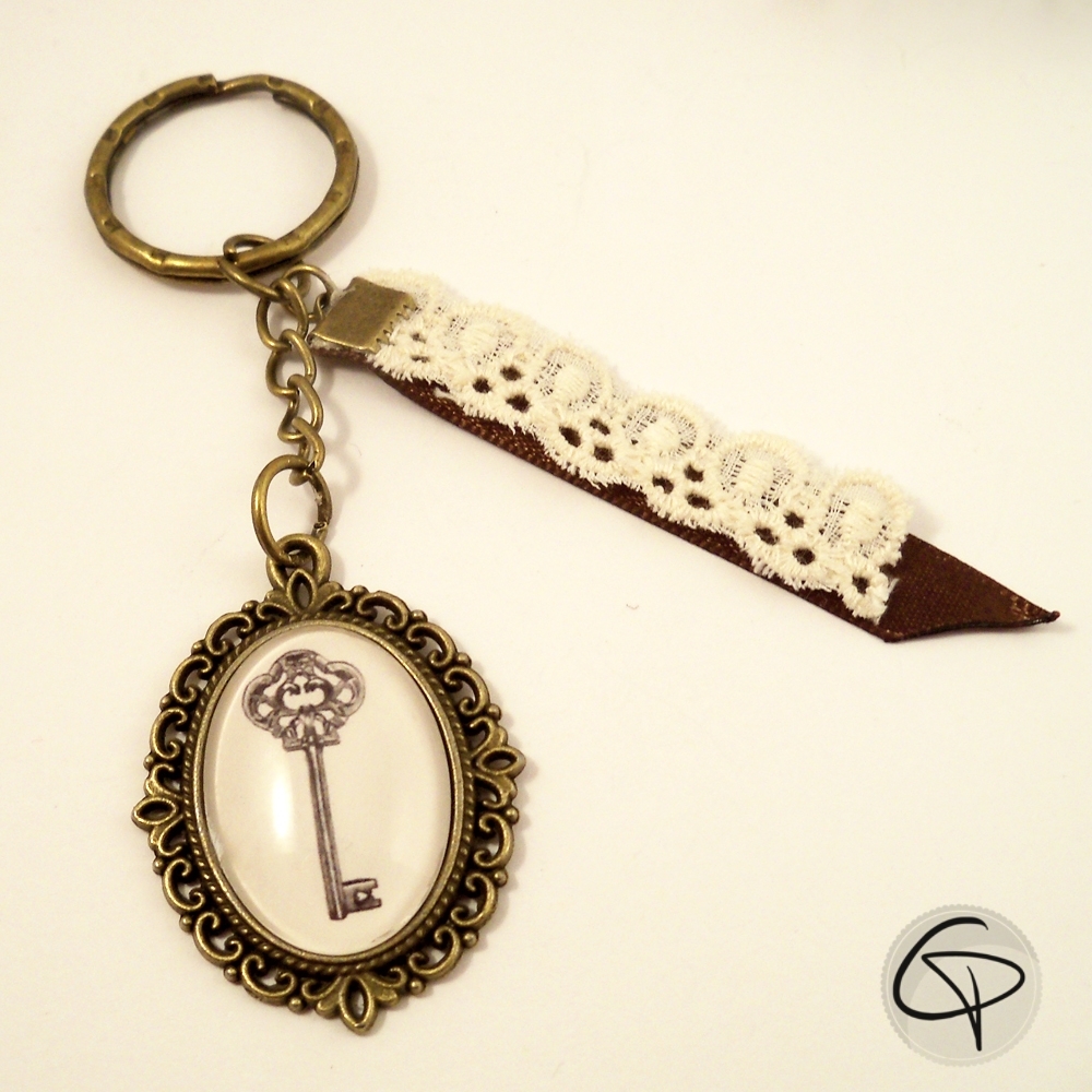 Porte-clé original illustré d'une clef stylisée et ruban dentelle
