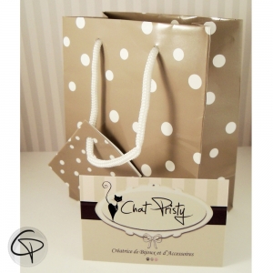 Petit paquet cadeau gris à pois blanc