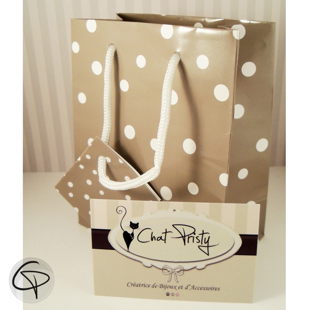 Petit paquet cadeau gris à pois blanc